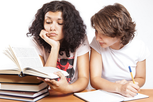 Kind beim lernen © Flickr / CollegeDegrees 360