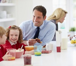 Familie beim Frühstück